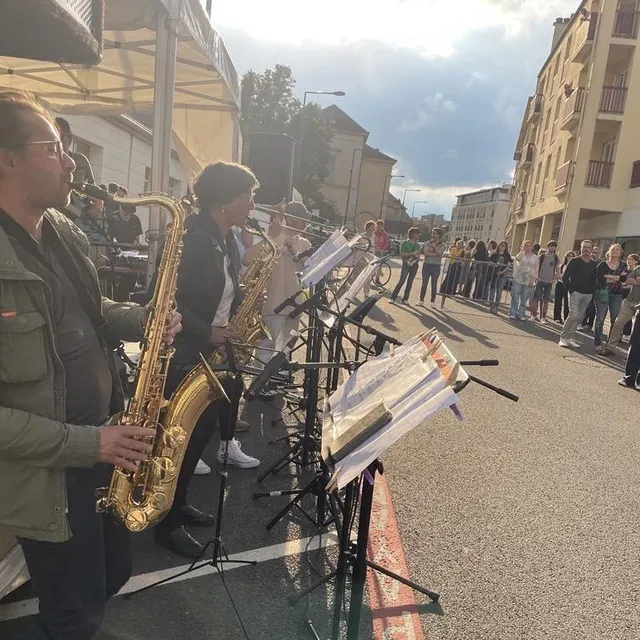 Soleil et saxophone font bon ménage. Ouest-France photo soleil et saxophone font bon ménage. © ouest-france