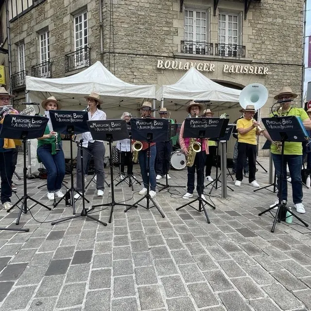 Le Marchin Band d’Alençon/Arçonnay, installé au bout de la rue aux Sieurs. Ouest-France photo le marchin band d’alençon/arçonnay, installé au bout de la rue aux sieurs. © ouest-france