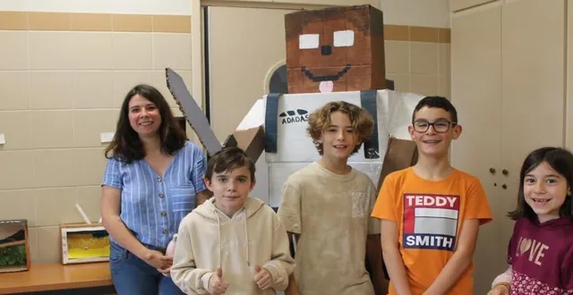 photo  julie castagné (à gauche) et des jeunes de son atelier.  &copy;  le maine libre 