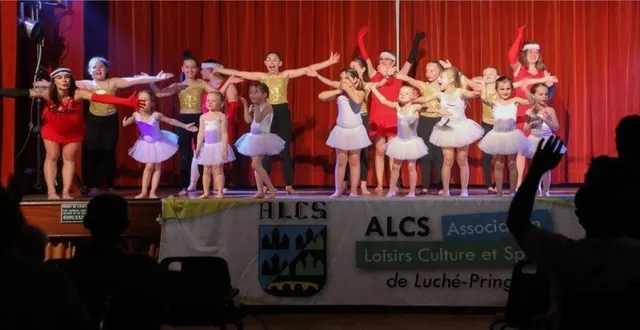 photo  trois groupes dansants sont montés sur scène.  &copy;  alcs 