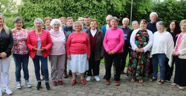 photo  les choristes accompagnés de leur cheffe de chœur, béatrice laffont-lozes-boulay (à gauche).  &copy;  ouest-france 