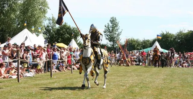 photo  la petite cité de bourg-le-roi est le plus petit village sarthois. il accueille depuis 20 ans une fête médiévale.  &copy;  archives le maine libre 