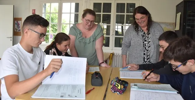 photo  julie et nadia font partie de l’équipe très attentive auprès des jeunes.  &copy;  le maine libre 