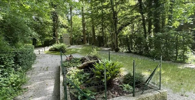 photo  c’est dans cette ancienne carrière de condé-sur-sarthe, au lieu-dit la galochère que les nazis ont exécuté dix-neuf résistants en juin 1944.  &copy;  ouest-france 