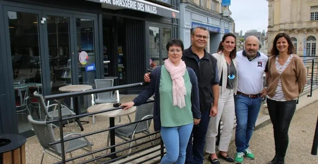 photo  devant le bar brasserie des halles, émilie et damien flerchinger, (à gauche), accompagnés de leurs successeurs, gontran letourneur, absent.  &copy;  ouest-france 