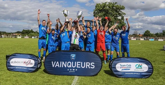 photo  les joueurs de loué soulèvent la coupe du district.  &copy;  le maine libre 