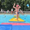 photo les enfants se sont affrontés sur une série de jeux dans l’eau, samedi 22 juin 2024, pour la fête des 50 ans de la piscine de précigné.