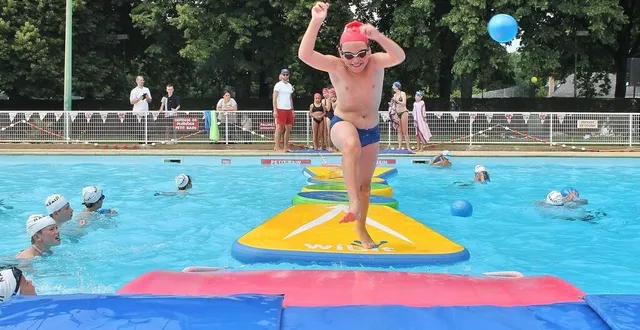photo  les enfants se sont affrontés sur une série de jeux dans l’eau, samedi 22 juin 2024, pour la fête des 50 ans de la piscine de précigné.  &copy;  ouest-france 