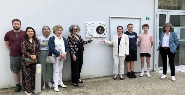 photo  la plaque hommage à jean racine a été inaugurée au collège qui porte son nom.  &copy;  co 