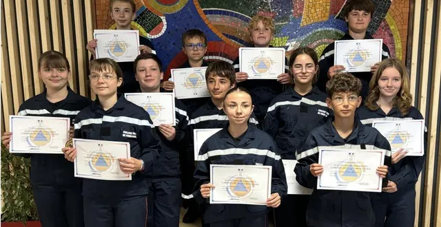 photo  douze élèves de sixième du collège ont suivi la formation de cadets de la sécurité civile.  &copy;  le maine libre 