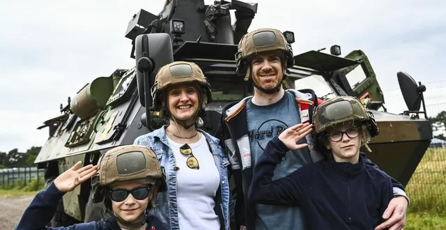 photo  dimitri, justine et leurs deux fils ont pu participer à une excursion dans un véhicule blindé.  &copy;  le maine libre – denis lambert 