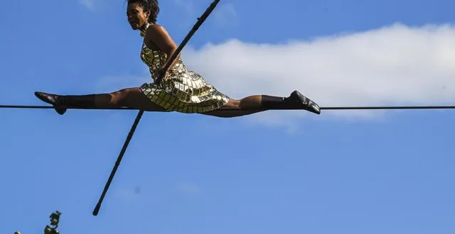 photo  arrivée de tours avec la compagnie basinga, tatiana-mosio bongonga a traversé sur un fil la promenade newton. chausson en cuir (avec semelle en caoutchouc) aux pieds?, la funambule a évolué sur plus de 250 mètres avec l’aide de son balancier de treize kilos et sept mètres d’envergure.  &copy;  le maine libre - denis lambert 