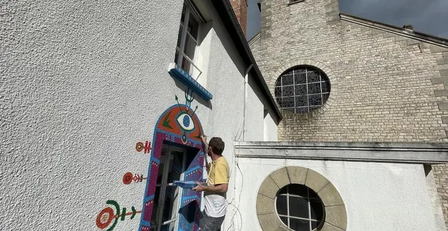 photo  en résidence à chapêlmêle, joseph guérin, jo 99 de son nom d’artiste, a peint l’une des fenêtres de la cour des arcades, aux petits châtelets, samedi 22 juin 2024.  &copy;  ouest-france 