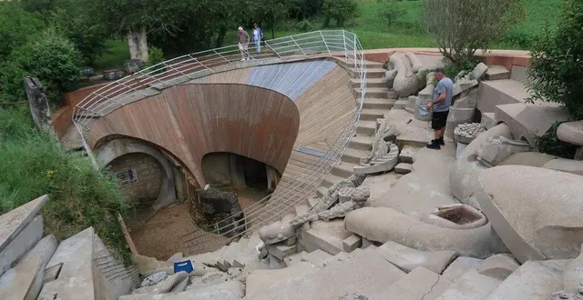 photo  saint-georges-des-sept-voies, jeudi 20 juin. l’hélice terrestre a retrouvé l’an passé son aspect originel pour sa partie extérieure.  &copy;  co - yvan georget 