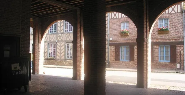 photo  la rue du tour des halles, à sap-en-auge (orne).  &copy;  archives ouest-france 