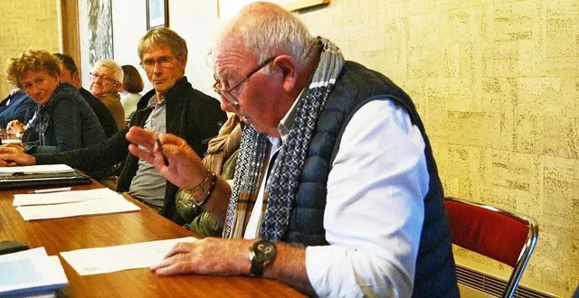 photo  christian derouet, maire de lonlay-l’abbaye, en pleine lecture de ses conclusions.  &copy;  ouest-france 