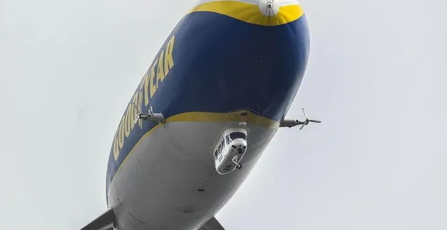 photo  gonflé à l’hélium, le dirigeable était présent pour la cinquième année consécutive aux 24 heures du mans.  &copy;  photo archives le maine libre denis lambert 