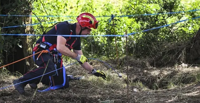 photo  les pompiers ont utilisé une caméra pour inspecter le fond du trou, profond de 18 mètres. à l’intérieur, le cadavre des huit génisses.  &copy;  le maine libre - denis lambert 