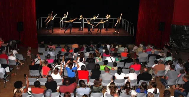 photo  170 personnes sont venues applaudir leurs enfants ou leurs petits-enfants. quarante jeunes filles ont produit une douzaine de danses.  &copy;  ouest-france 