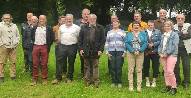 photo  quatorze des 30 anciens élèves de la promotion bep agricole 1983-1984 se sont réunis à la mfr.  &copy;  le maine libre 
