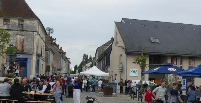 photo  la place devenue piétonne a accueilli les musiciens et les spectateurs.  &copy;  ouest-france 