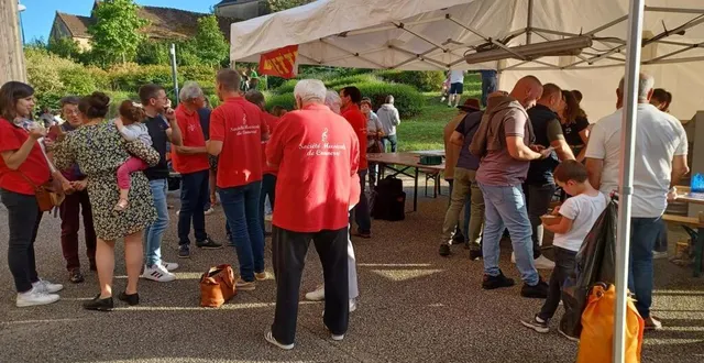 photo  avec une foule nombreuse et un soleil généreux, l’ambiance lors de fête de la musique est monté crescendo lors du passage des différents groupes sur la scène. les genres musicaux différents, la qualité des prestations et la bonne organisation ont fait le bonheur des habitants.  &copy;  ouest-france 
