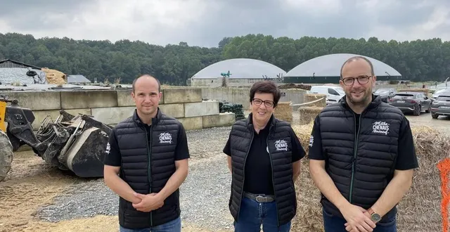 photo  mathieu (à gauche), michele et sébastien gèrent, ensemble, l’unité de méthanisation chenais bourneuf installée sur leurs terrains, à tuffé-val-de-la-chéronne.  &copy;  le maine libre 