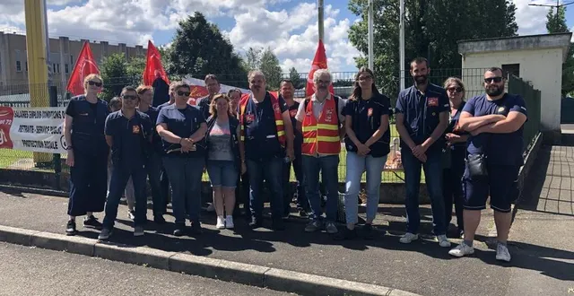 photo  16 agents de la poste étaient en grève ce lundi 24 juin 2024, au centre de tri de monthéard, au mans (sarthe).  &copy;  ouest-france 