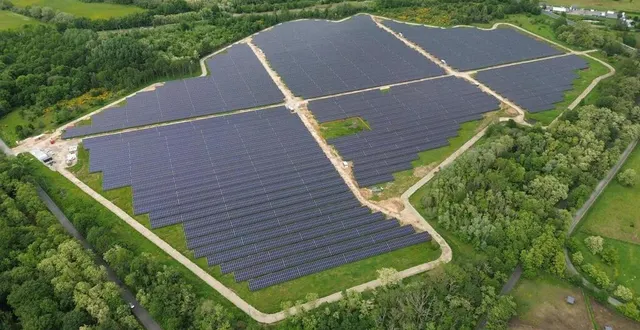 photo  le scot doit intégrer les enjeux énergétiques et climatiques de demain. ici, la ferme solaire d’yvré-l’évêque.  &copy;  ouest-france 