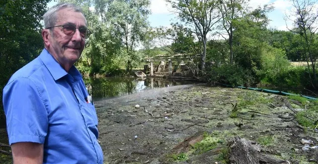 photo  à? héloup, près d’alençon, le moulin de beaudet est envahi par la pollution.  &copy;  ouest france 