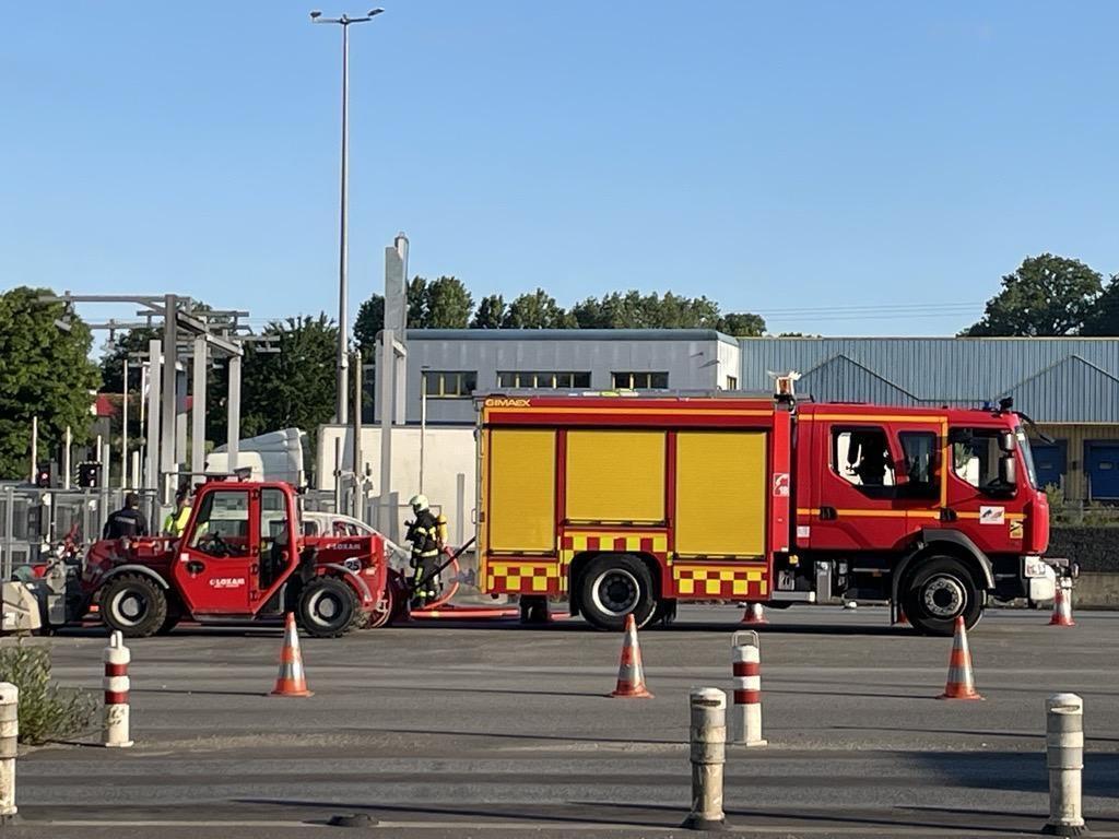 Une voiture en feu au péage de La Gravelle en Mayenne La Roche sur