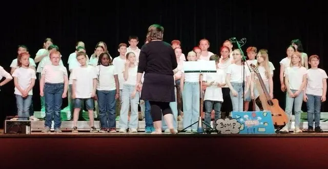 photo  des élèves de l’école élémentaire publique de loué sur scène.  &copy;  le maine libre 