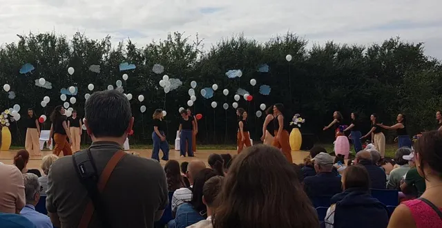 photo  le public devant la scène des danseurs adultes.  &copy;  co 