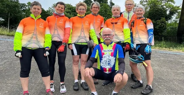 photo  thierry grasset en compagnie d’aline, dany, denise, françoise, marie-christine, maryvonne et sylvie.  &copy;  ouest-france 