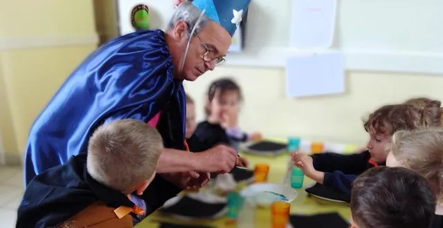 photo  même les anciens enseignants se sont prêtés au jeu, devant des enfants émerveillés.  &copy;  le maine libre 