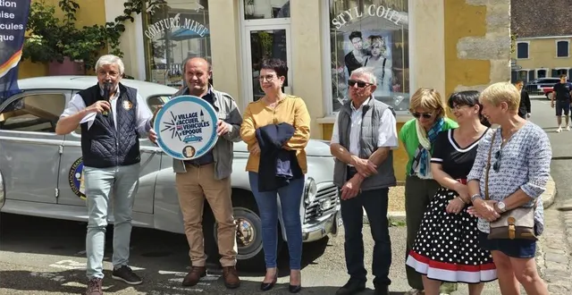 photo  jean dumur brandissant le panneau signalant le label  &copy;  le maine libre 