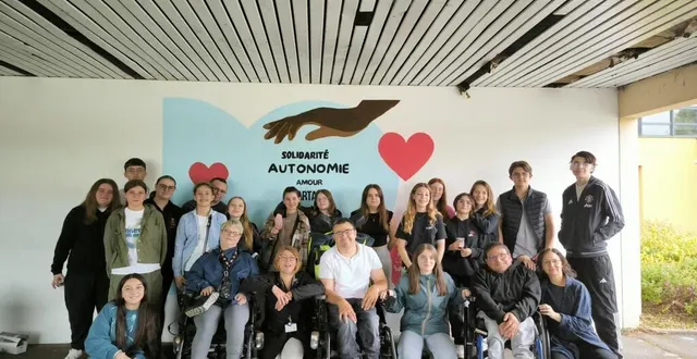 photo  ces élèves de troisième ont réalisé une fresque.  &copy;  le maine libre 