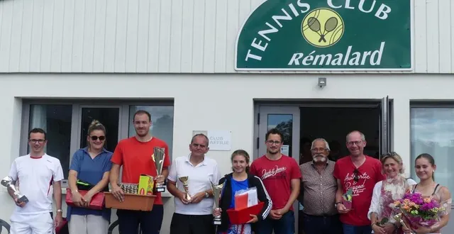 photo  les meilleurs du tournoi de tennis ont reçu coupes et cadeaux.  &copy;  ouest-france 