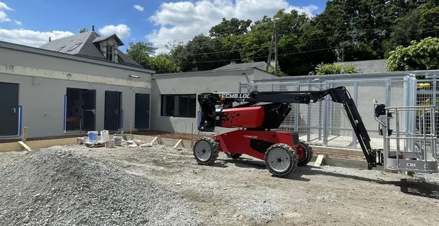 photo  le club avec son extension et les cages de rangement des bateaux, dans son prolongement.  &copy;  le maine libre 