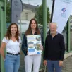 photo  marion lever en charge des événements et des animations, albane charriau au pilotage de la brochure et pierre cesbron président devant l’office de tourisme anjou vignoble villages de chalonnes sur loire. 