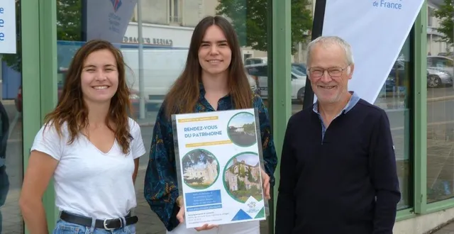 photo  marion lever en charge des événements et des animations, albane charriau au pilotage de la brochure et pierre cesbron président devant l’office de tourisme anjou vignoble villages de chalonnes sur loire.  &copy;  ouest-france 