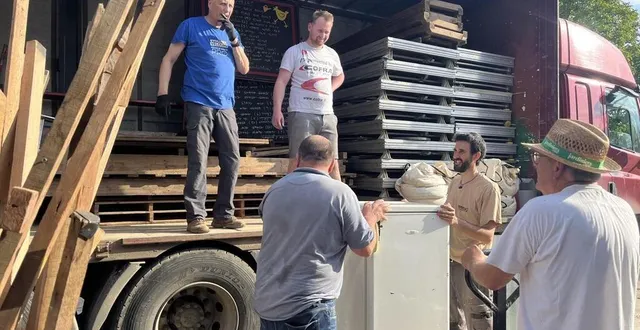 photo  de nombreux bénévoles sont à pied d’œuvre pour que tout soit en ordre pour ce week-end.  &copy;  festival kikloche 