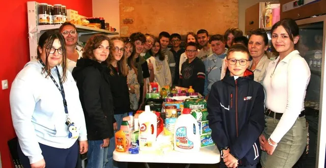 photo  les élèves et leurs encadrants posent fièrement devant le résultat de leur collecte.  &copy;  le maine libre 