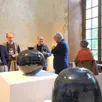 photo didier hoft (au centre) détaille son art aux personnes présentes lors du vernissage de cette exposition estivale, à l’abbaye de tuffé, vendredi 21 juin 2024.