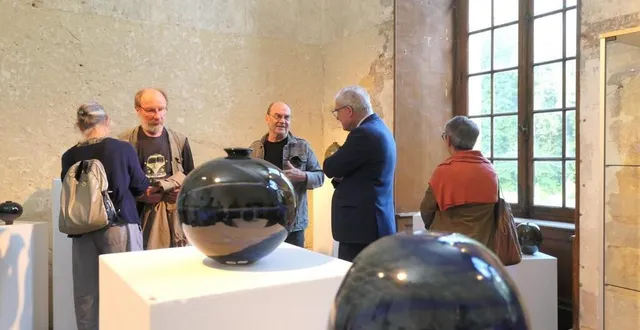photo  didier hoft (au centre) détaille son art aux personnes présentes lors du vernissage de cette exposition estivale, à l’abbaye de tuffé, vendredi 21 juin 2024.  &copy;  ouest-france 