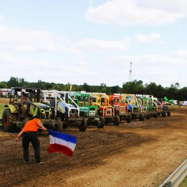 photo le départ type le mans avec les pilotes qui courent vers leurs bolides.  ©  ouest-france