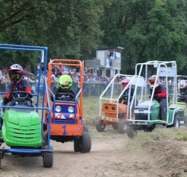 photo la course des micro-tracteurs comptait une vingtaine de jeunes pilotes.  ©  ouest-france