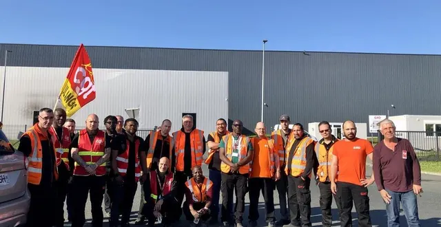 photo  saint-léger-de-linières, mardi 25 juin 2024. une vingtaine de salariés ont débrayé pour protester contre la fermeture de la plateforme logistique gxo.  &copy;  co - chloé bossard 