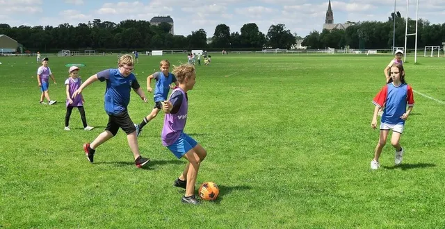 photo  les enfants ont pu se dépenser sur la pelouse de l’hippodrome, lundi 24 et mardi 25 juin 2024, dans le cadre de récréasports.  &copy;  ouest-france 