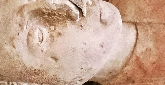 photo  le nez du gisant a été dégradé, sûrement par un visiteur.  &copy;  château du lude 